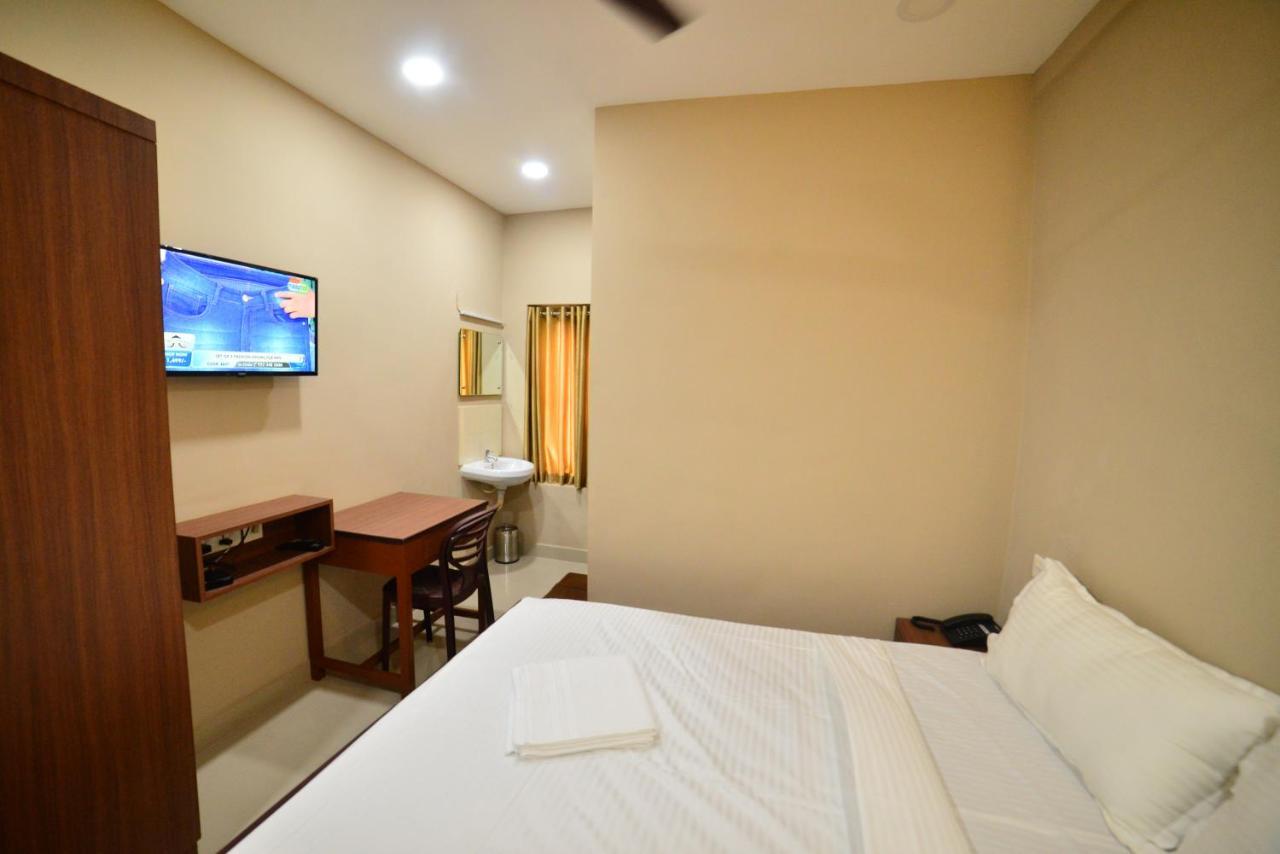 Hotel Priya Kottakkal Exterior foto